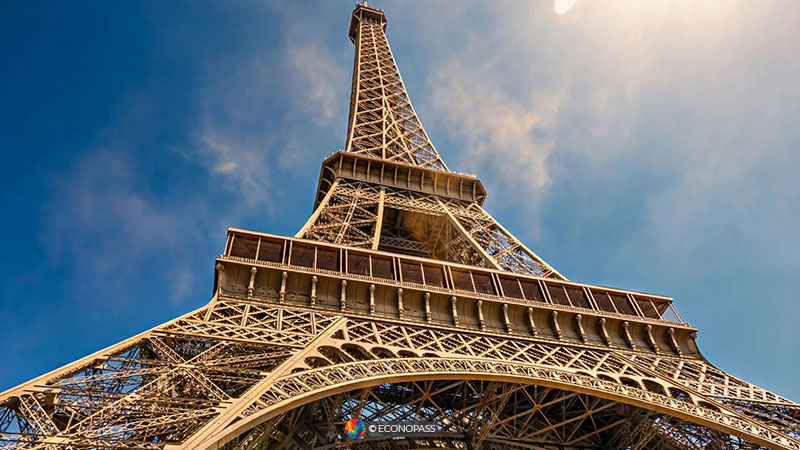 Eiffel Tower Grows Taller Eiffel Tower Grows Taller